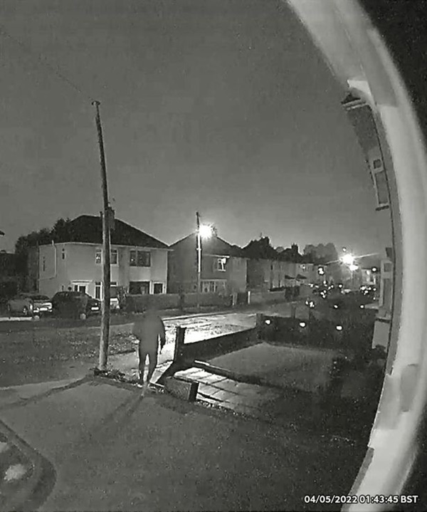 Nửa đêm đang ngủ thấy con trai gọi điện giục dậy, người đàn ông phát hãi với cảnh tượng trên camera trước cửa nhà-4