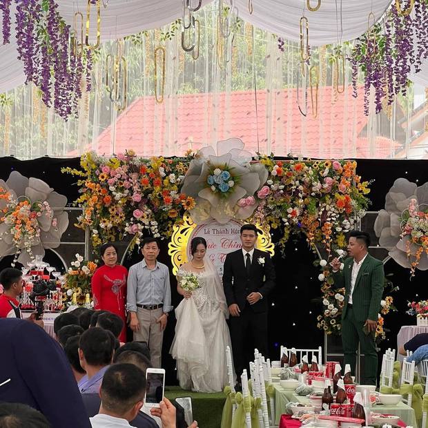 Toàn cảnh đám cưới ở quê của Hà Đức Chinh: Bàn tiệc dài dằng dặc, visual cô dâu chú rể ngất ngây-6