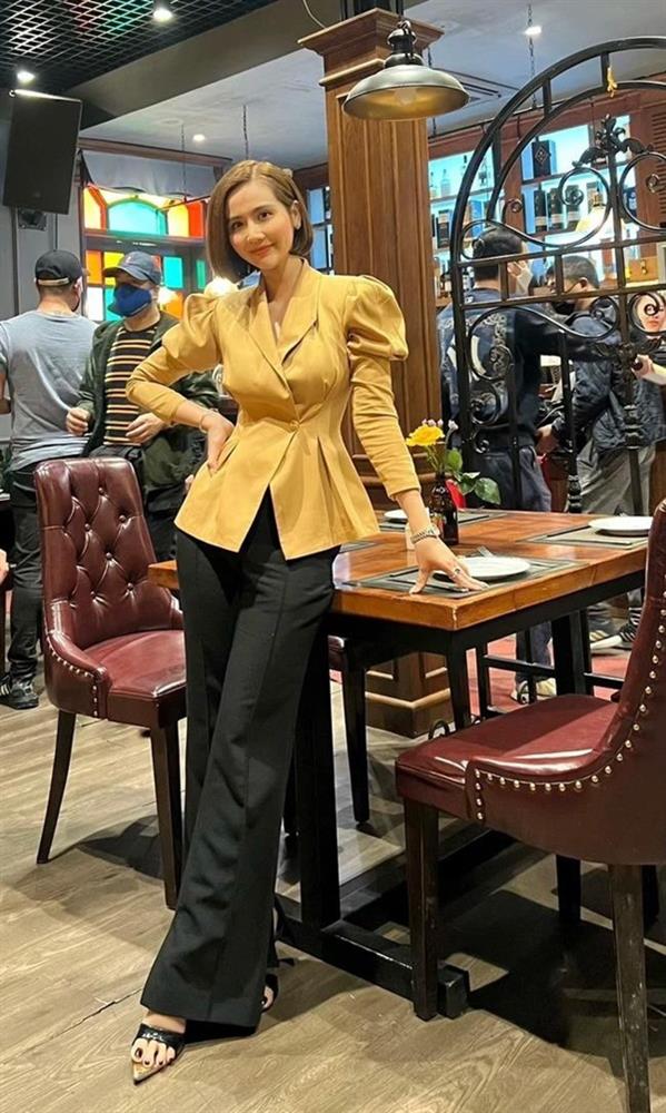 Đối thủ mặc đẹp của Huyền Lizzie trong Vũ trụ VTV: Đầu tư tới 100 bộ váy áo, suốt 50 tập phim không mặc lại lần nào-4