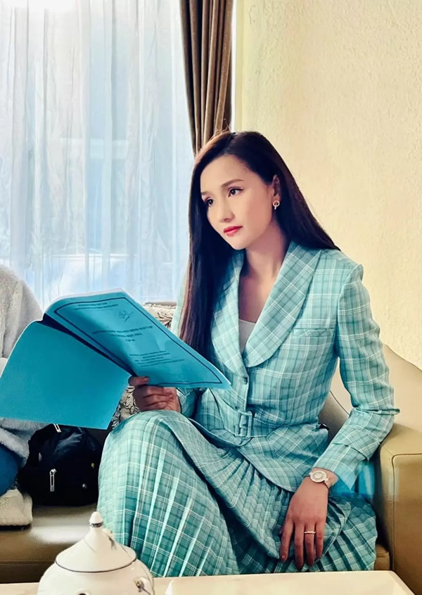 Đối thủ mặc đẹp của Huyền Lizzie trong Vũ trụ VTV: Đầu tư tới 100 bộ váy áo, suốt 50 tập phim không mặc lại lần nào-5