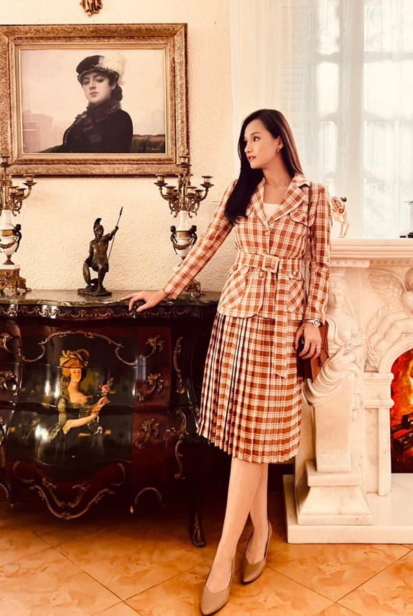 Đối thủ mặc đẹp của Huyền Lizzie trong Vũ trụ VTV: Đầu tư tới 100 bộ váy áo, suốt 50 tập phim không mặc lại lần nào-8