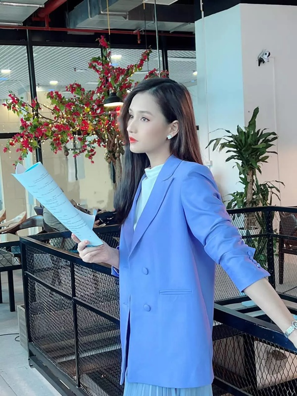 Đối thủ mặc đẹp của Huyền Lizzie trong Vũ trụ VTV: Đầu tư tới 100 bộ váy áo, suốt 50 tập phim không mặc lại lần nào-10