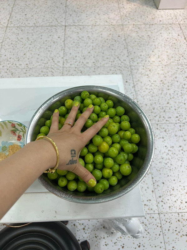 Chị em ở Hà Nội rộ mốt cắm cành quả mận, vừa đẹp nhà mà khi thèm còn vặt chấm muối ớt ăn được liền-17