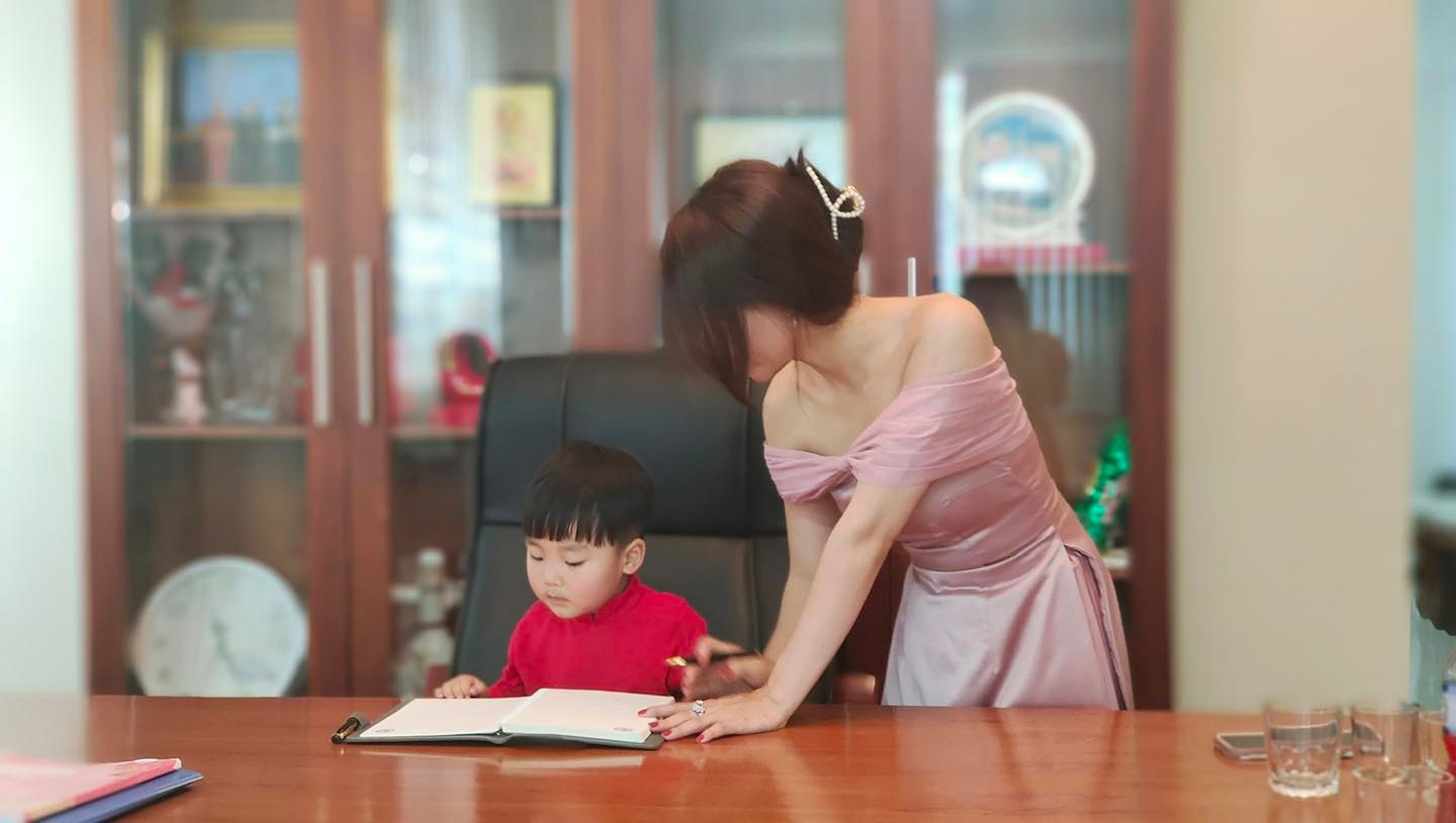 Ngày của Mẹ: Phía sau mỗi người mẹ… là cả MỘT THANH XUÂN, nhìn lại những bà mẹ đơn thân nhưng đầy mạnh mẽ của showbiz Việt-30