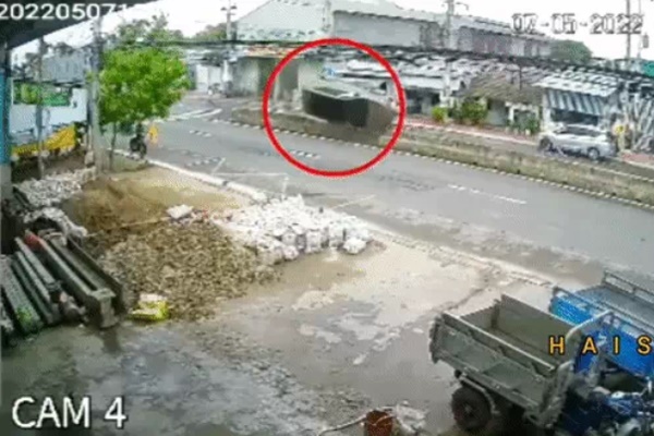 Chiếc ô tô 7 chỗ chở 4 trẻ em mất lái khó hiểu bay trên dải phân cách rồi lộn nhào đầy kinh hãi-1