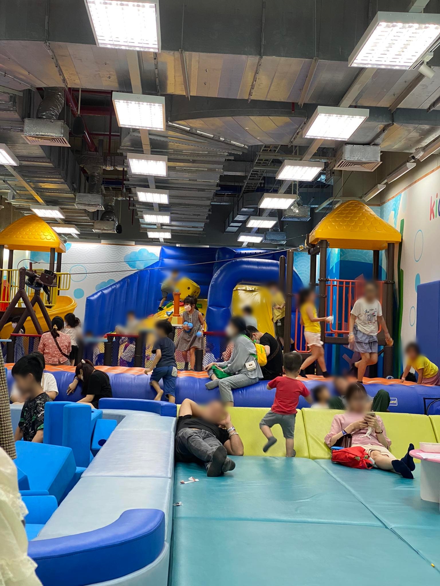 Đưa con đi chơi ngang hành xác, phụ huynh lả đi mà trẻ vẫn dư năng lượng: Bố mẹ gục ở khu vui chơi, đi vệ sinh có xíu quay lại con biến mất-5