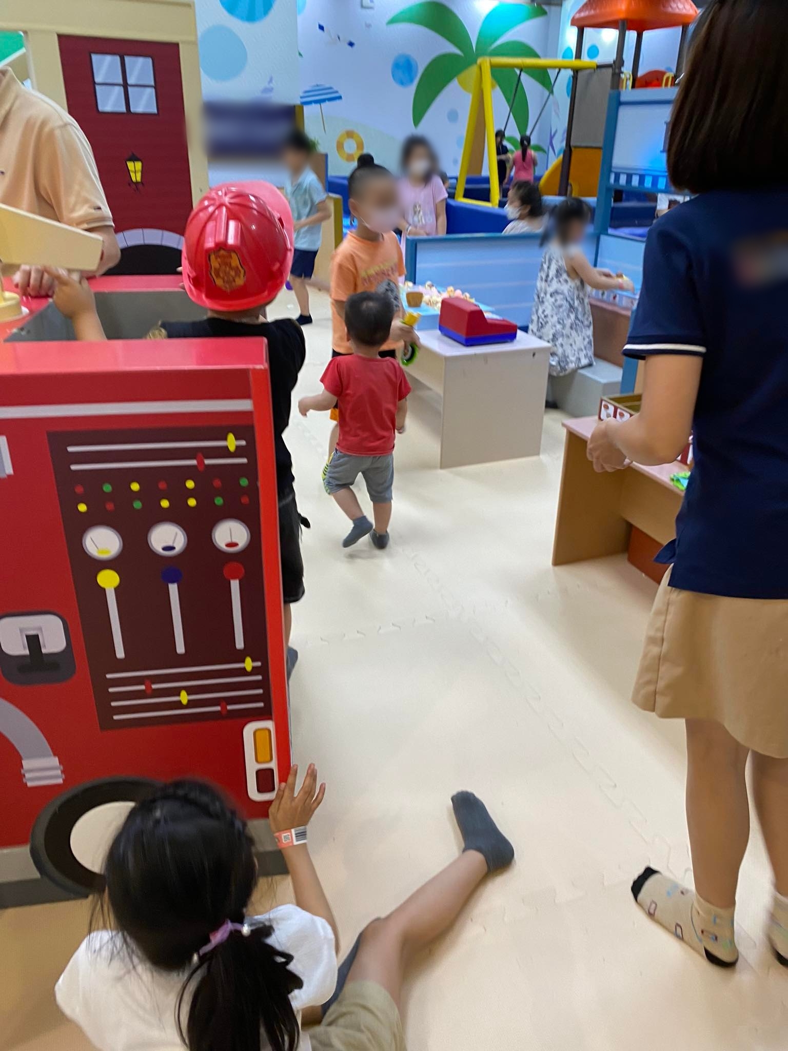 Đưa con đi chơi ngang hành xác, phụ huynh lả đi mà trẻ vẫn dư năng lượng: Bố mẹ gục ở khu vui chơi, đi vệ sinh có xíu quay lại con biến mất-10