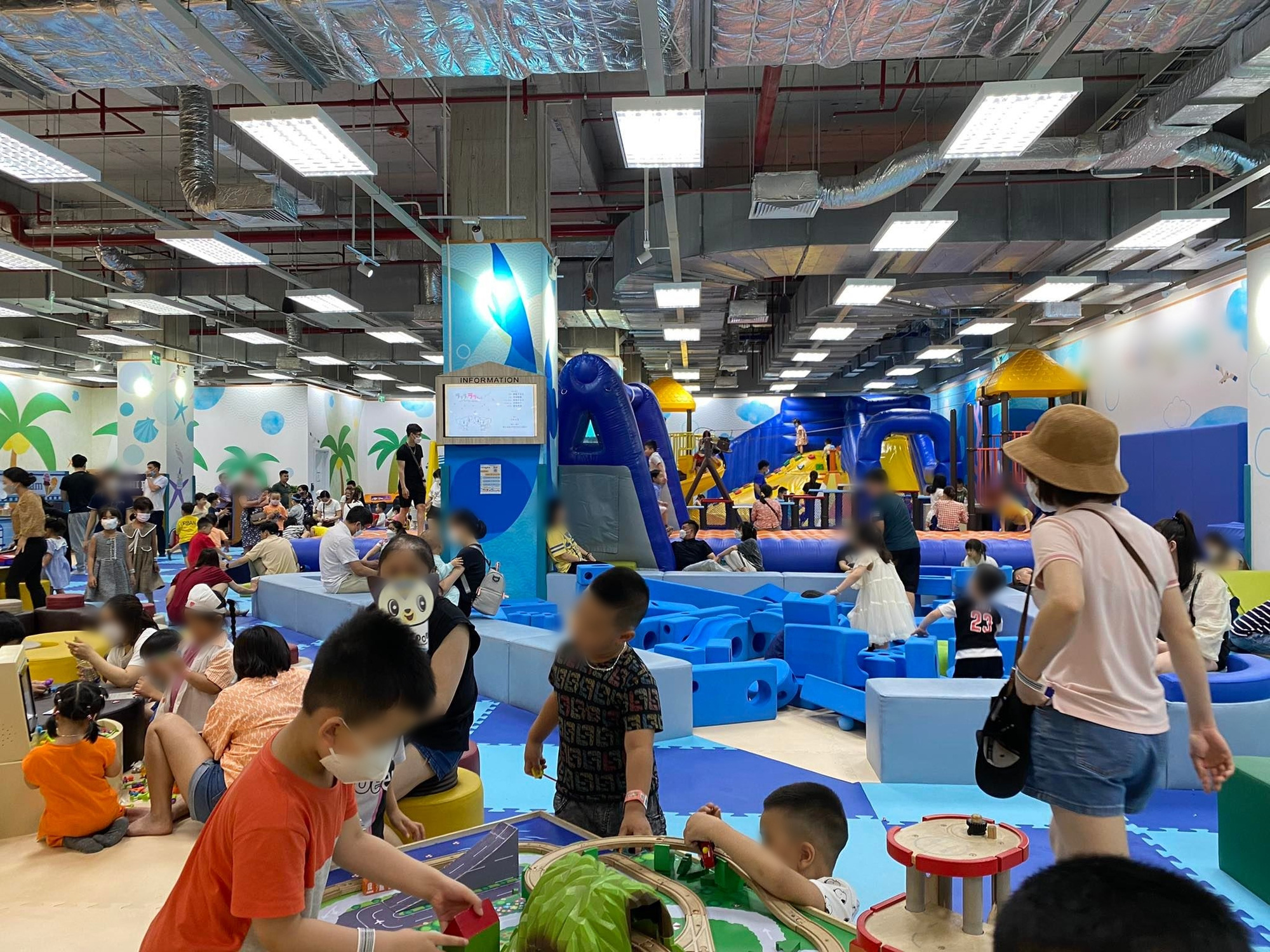 Đưa con đi chơi ngang hành xác, phụ huynh lả đi mà trẻ vẫn dư năng lượng: Bố mẹ gục ở khu vui chơi, đi vệ sinh có xíu quay lại con biến mất-1