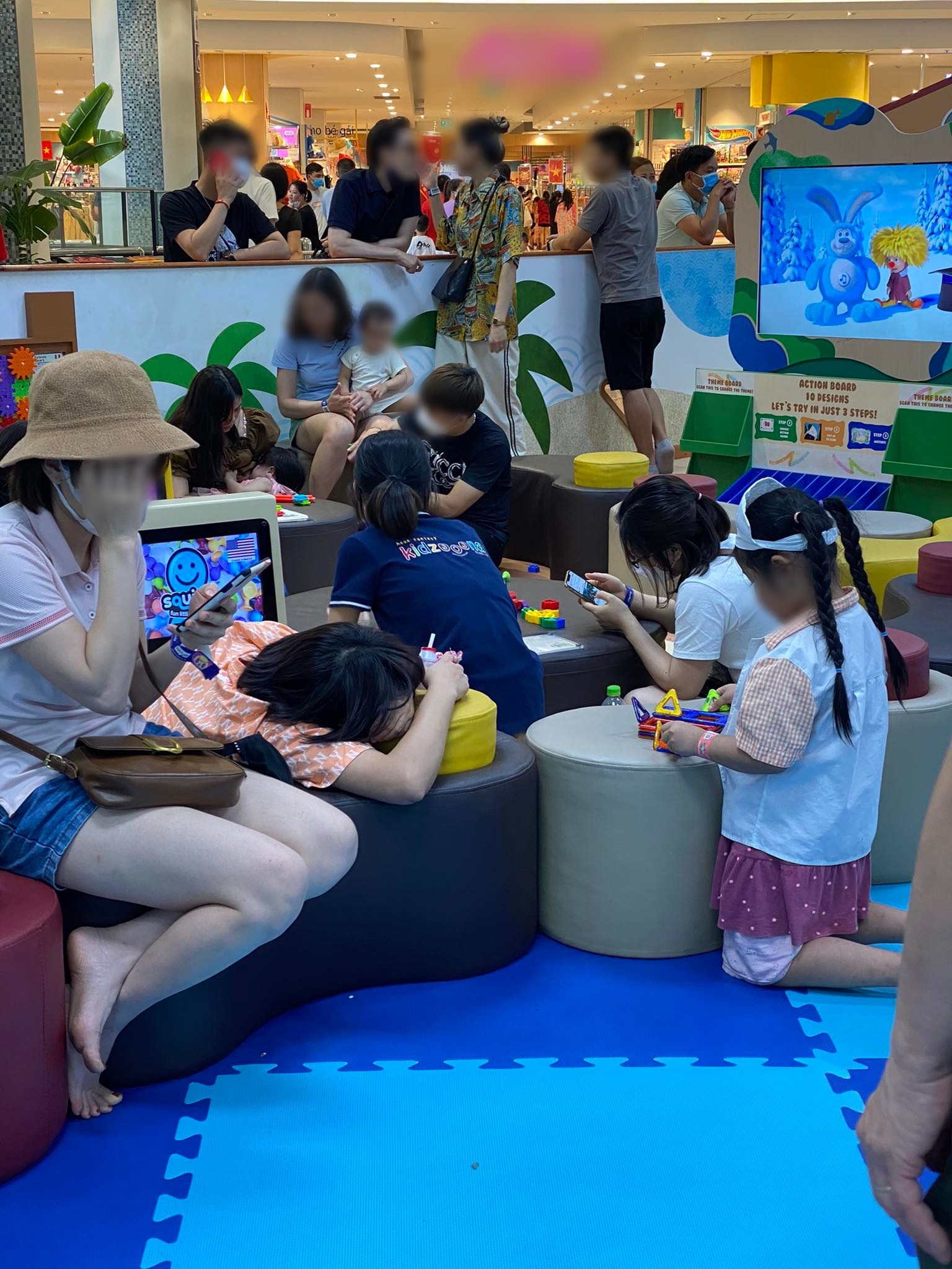 Đưa con đi chơi ngang hành xác, phụ huynh lả đi mà trẻ vẫn dư năng lượng: Bố mẹ gục ở khu vui chơi, đi vệ sinh có xíu quay lại con biến mất-4