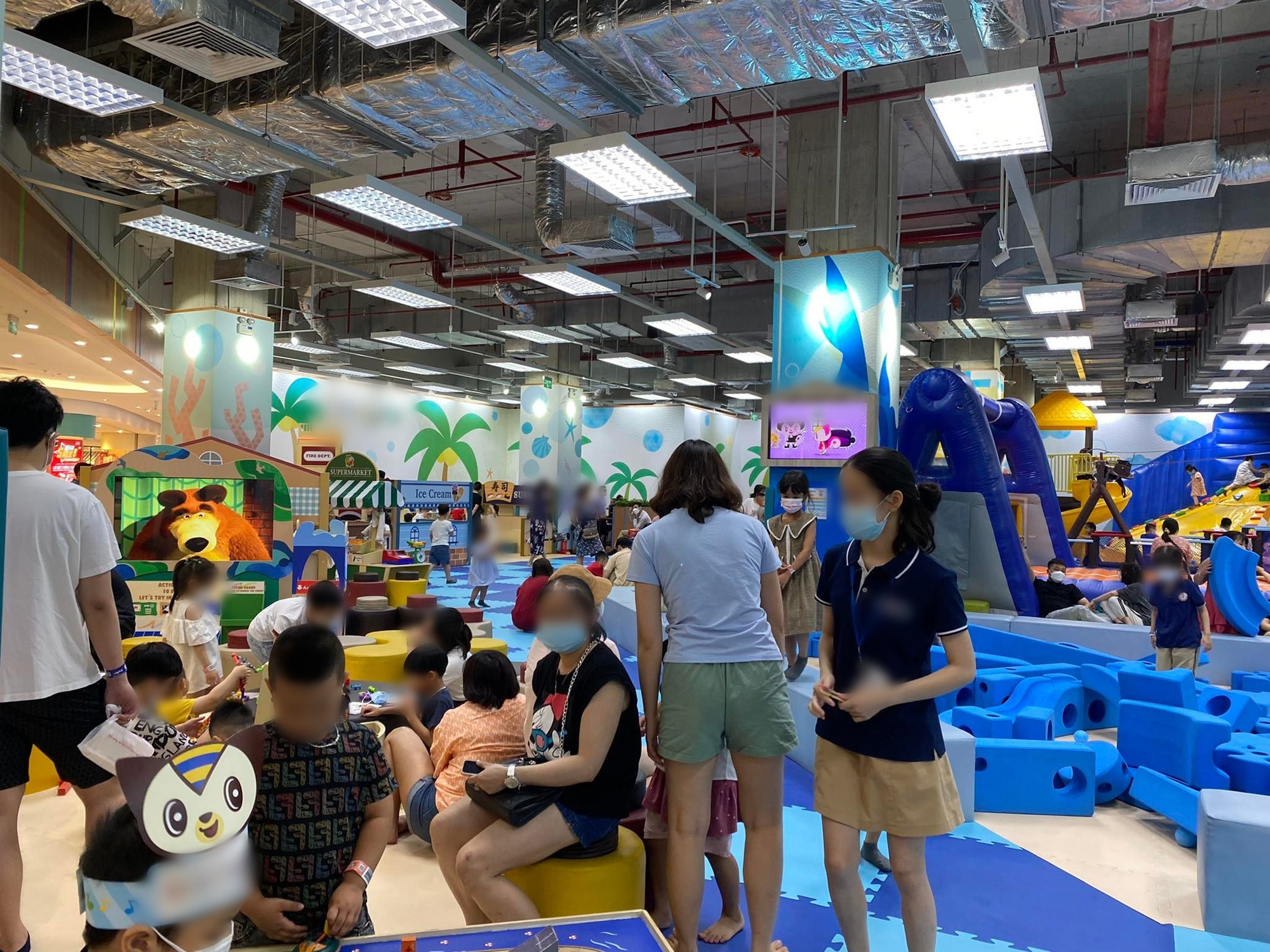 Đưa con đi chơi ngang hành xác, phụ huynh lả đi mà trẻ vẫn dư năng lượng: Bố mẹ gục ở khu vui chơi, đi vệ sinh có xíu quay lại con biến mất-2