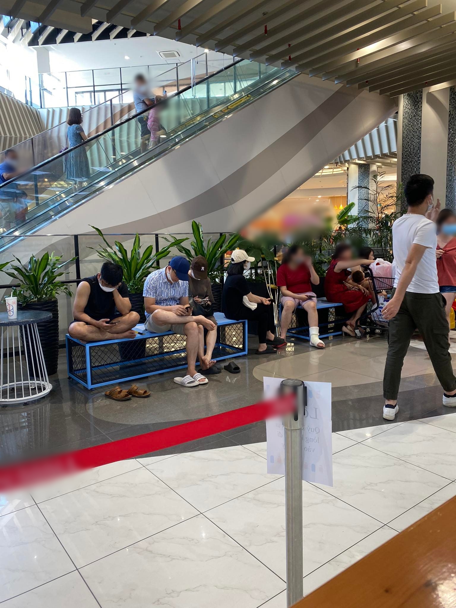 Đưa con đi chơi ngang hành xác, phụ huynh lả đi mà trẻ vẫn dư năng lượng: Bố mẹ gục ở khu vui chơi, đi vệ sinh có xíu quay lại con biến mất-6