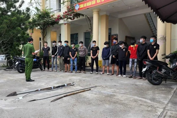 CLIP: Hai nhóm hỗn chiến như phim ở TP Biên Hoà, có bom xăng và tiếng nổ như súng-1