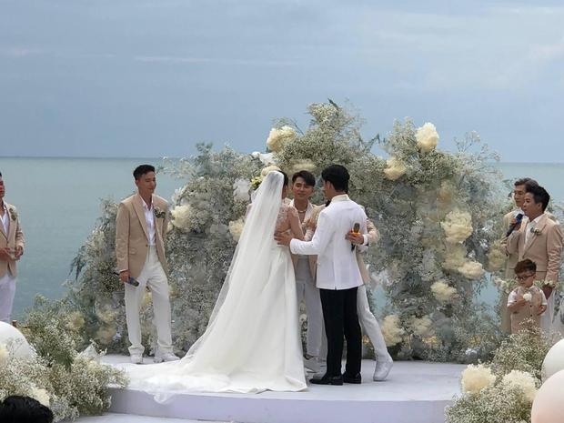 Đám cưới Ngô Thanh Vân - Huy Trần: Cô dâu chú rể hạnh phúc nhất hôm nay lộ diện, 1 khoảnh khắc gây xúc động!-3