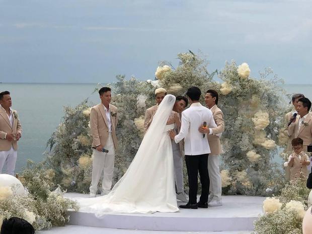 Đám cưới Ngô Thanh Vân - Huy Trần: Cô dâu chú rể hạnh phúc nhất hôm nay lộ diện, 1 khoảnh khắc gây xúc động!-4
