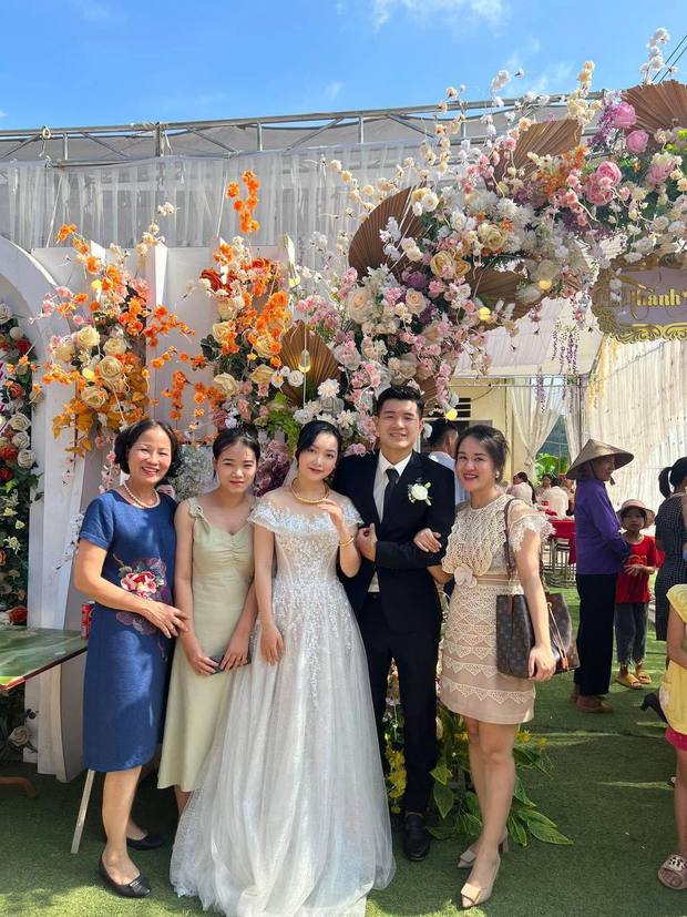Vợ Hà Đức Chinh lộ ảnh mặc váy cô dâu đối mặt” với đống chén bát sau đám cưới: Thêm 1 khoảnh khắc để đời rồi!-1