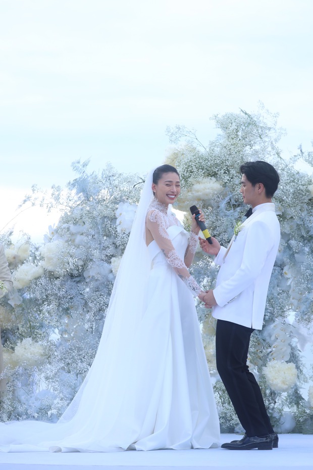 Toàn cảnh đám cưới Ngô Thanh Vân - Huy Trần tại Đà Nẵng: Cô dâu - chú rể phát cả vựa cẩu lương, 1 khoảnh khắc xúc động mạnh!-6