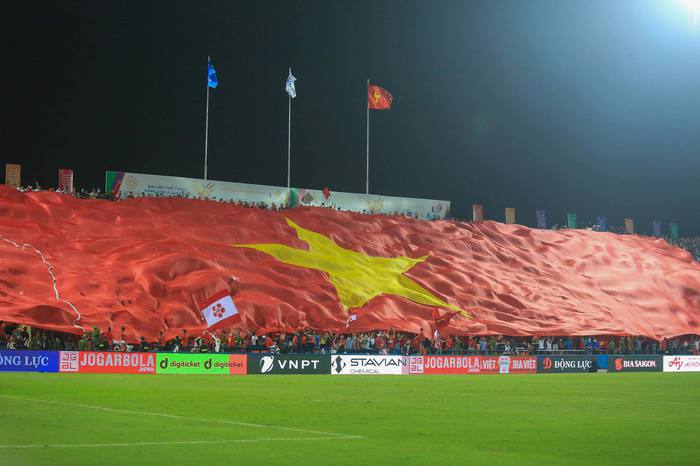 Hàng ngàn CĐV đội mưa cổ vũ U23 Việt Nam đấu U23 Philippines-1