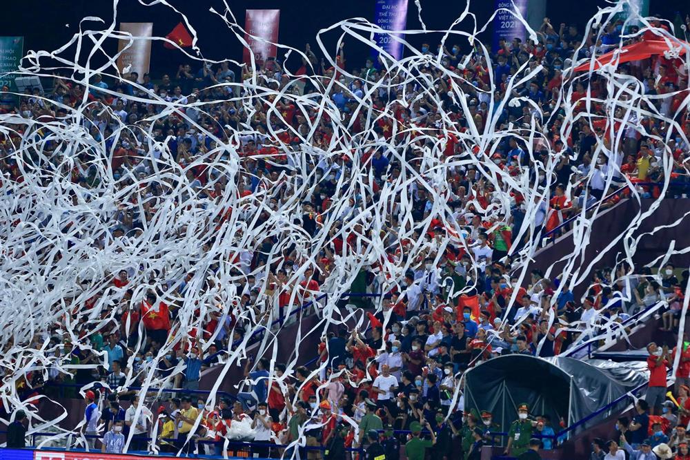 Hàng ngàn CĐV đội mưa cổ vũ U23 Việt Nam đấu U23 Philippines-2