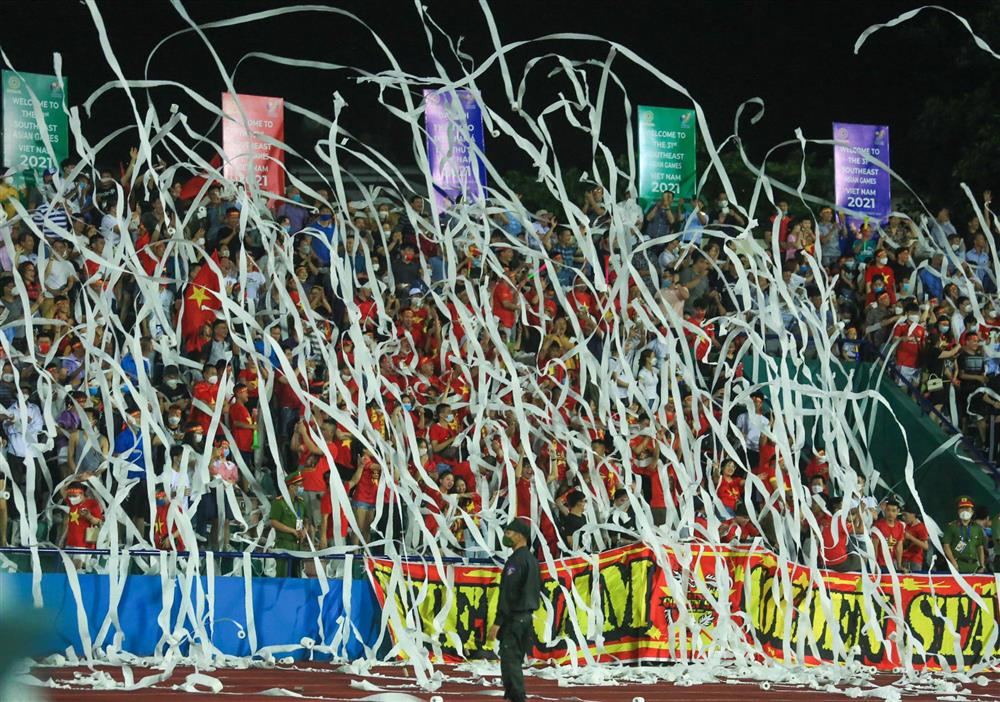 Hàng ngàn CĐV đội mưa cổ vũ U23 Việt Nam đấu U23 Philippines-3