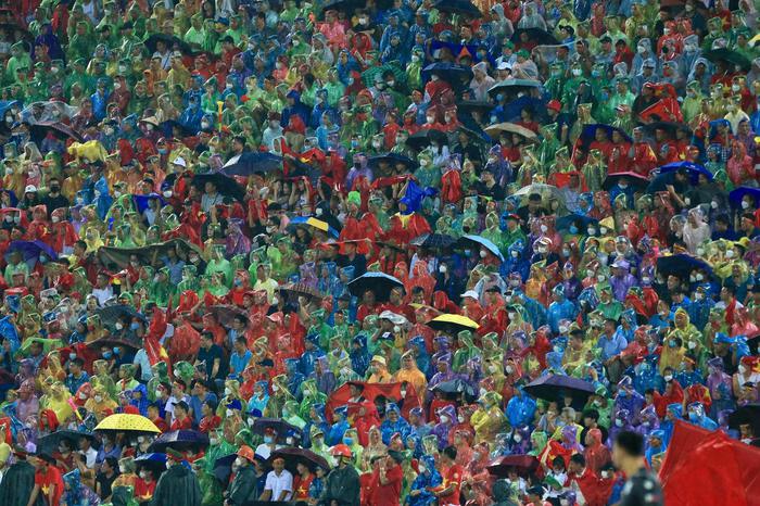 Hàng ngàn CĐV đội mưa cổ vũ U23 Việt Nam đấu U23 Philippines-5