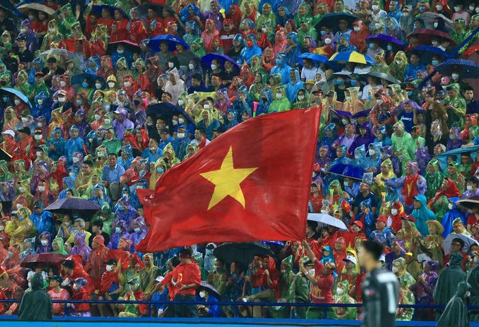 Hàng ngàn CĐV đội mưa cổ vũ U23 Việt Nam đấu U23 Philippines-6