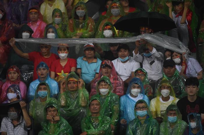 Hàng ngàn CĐV đội mưa cổ vũ U23 Việt Nam đấu U23 Philippines-10