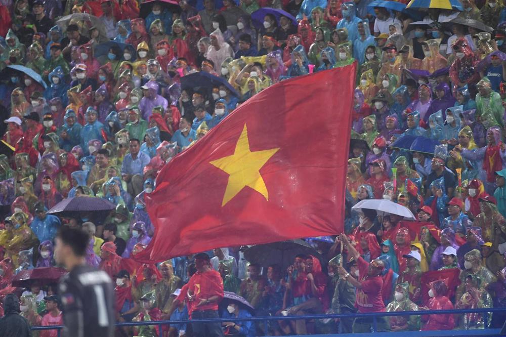 Hàng ngàn CĐV đội mưa cổ vũ U23 Việt Nam đấu U23 Philippines-7
