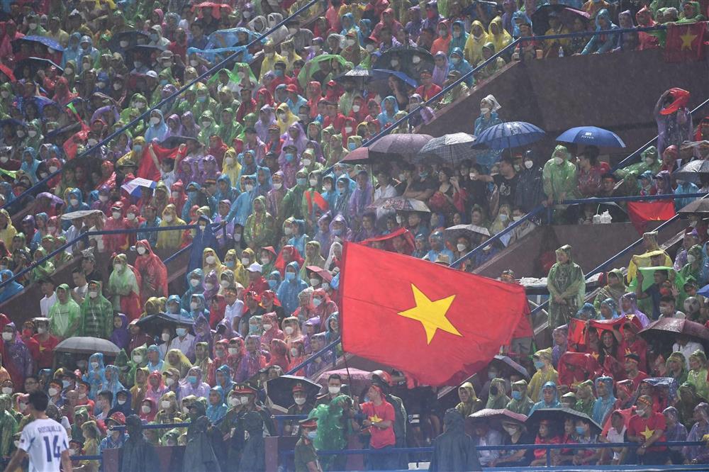 Hàng ngàn CĐV đội mưa cổ vũ U23 Việt Nam đấu U23 Philippines-8