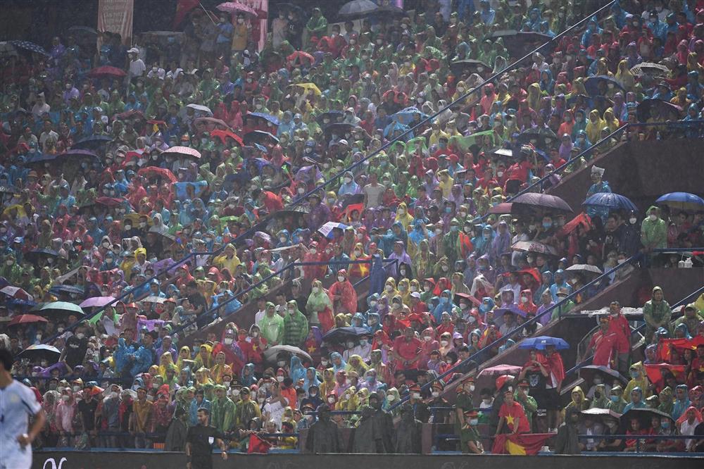 Hàng ngàn CĐV đội mưa cổ vũ U23 Việt Nam đấu U23 Philippines-9