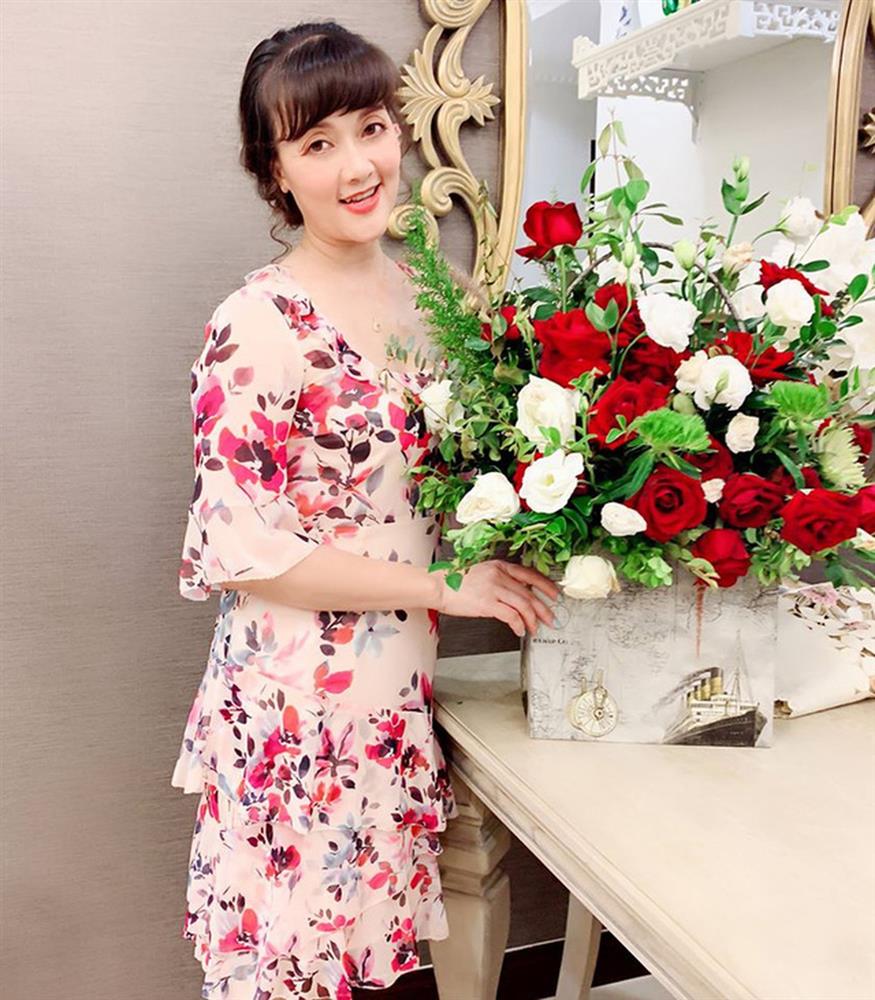 Danh hài Vân Dung: Tuổi U50 trẻ trung, vui tươi và giàu có, xây biệt thự đồ sộ như lâu đài-11