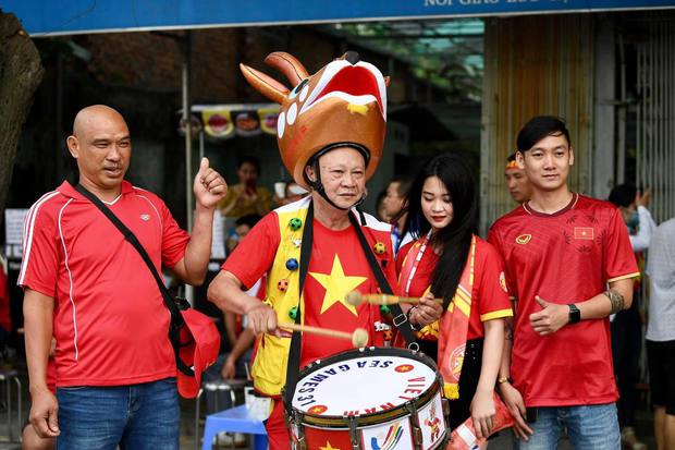 Gặp cổ động viên số 1 Việt Nam 20 năm làm mũ linh vật SEA Games: Tôi đi dọc bờ hồ Hoàn Kiếm đến sân Hàng Đẫy, ai cũng ngước nhìn-1