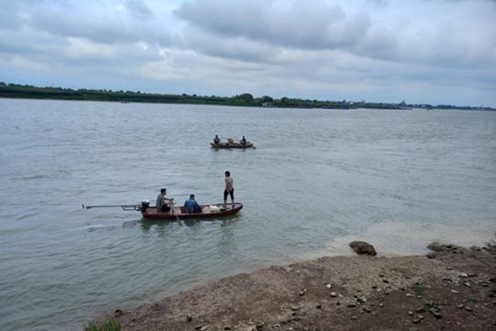 Nữ giáo viên gửi tin nhắn 