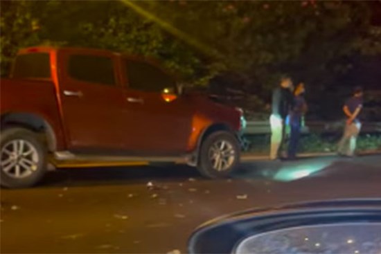 Đi ngược chiều ở làn ô tô trên Đại lộ Thăng Long, cô gái bị xe bán tải đâm tử vong