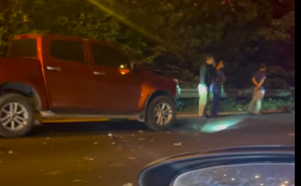 Đi ngược chiều ở làn ô tô trên Đại lộ Thăng Long, cô gái bị xe bán tải đâm tử vong-1