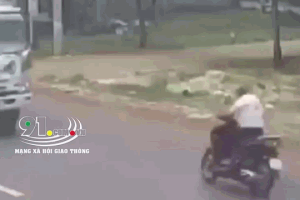 Clip: Kinh hoàng cảnh xe tải vượt ẩu đâm trúng người đàn ông đi xe máy