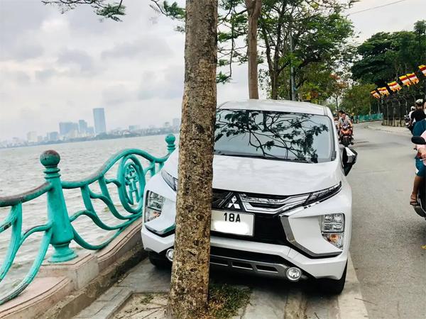 Pha đỗ xe đỉnh của đỉnh ở hồ Tây khiến dân mạng phát sốt-4