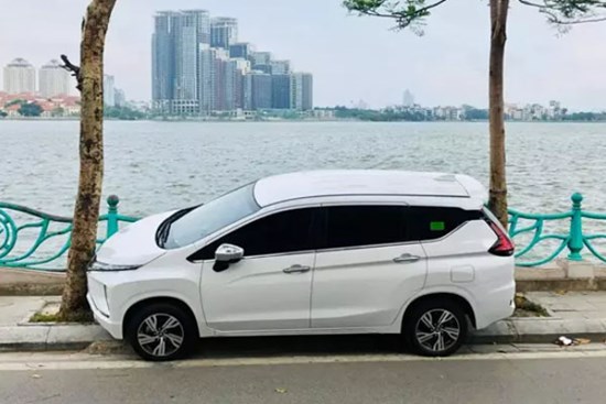 Pha đỗ xe 'đỉnh của đỉnh' ở hồ Tây khiến dân mạng phát sốt