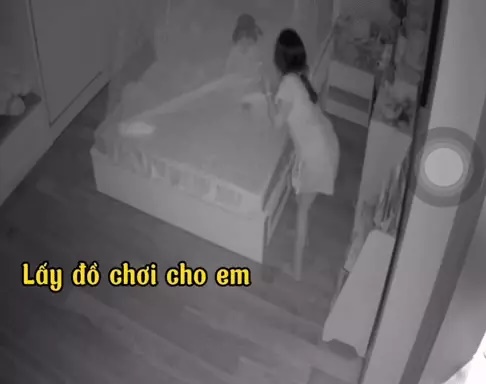 Clip triệu view chị 9 tuổi chăm em gái 20 tháng khi mẹ vắng nhà khiến hội bỉm sữa trầm trồ: Đẻ con gái đúng là thượng sách!-1