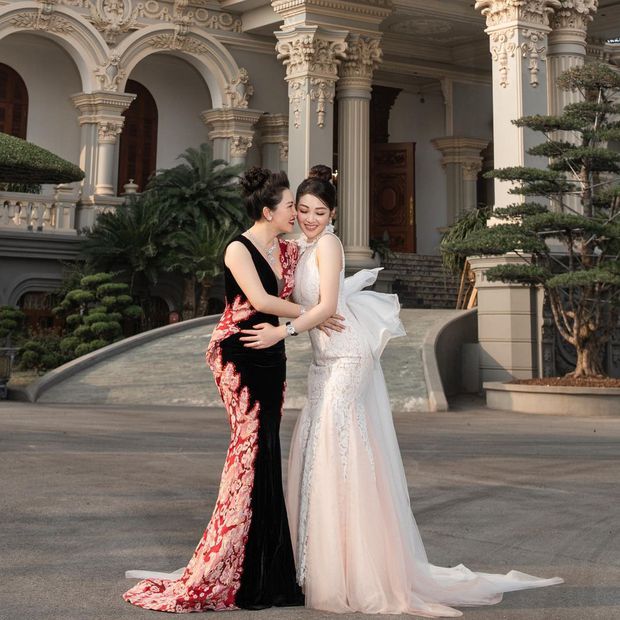 Chủ nhân toà lâu đài 7 tầng ở Nam Định - mẹ cô dâu 200 cây vàng sở hữu thần thái và nhan sắc khiến người đối diện trầm trồ-6