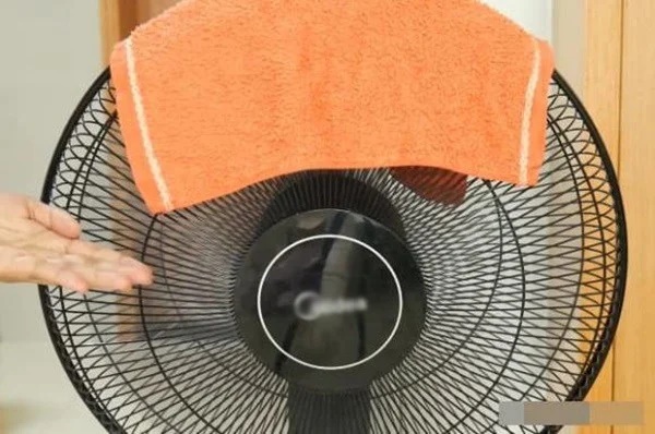 Lấy khăn trùm lên quạt điện ai cũng cười nhưng lợi ích rất tuyệt, chỉ người thông minh mới biết-1