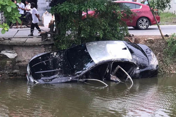 Hà Nội: Sau tiếng động lớn, phát hiện thi thể người đàn ông dưới sảnh chung cư-4