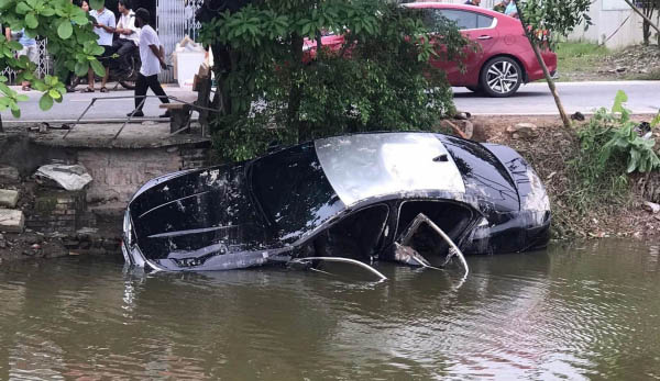 Ô tô lao xuống kênh, 2 người tử vong-1