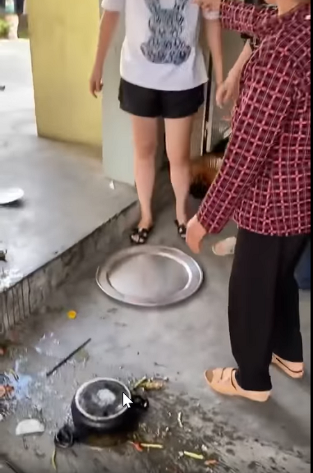 Con dâu hất đổ mâm cơm trước mặt mẹ chồng vì chuyện rửa bát, khẳng định Con không phải osin-4