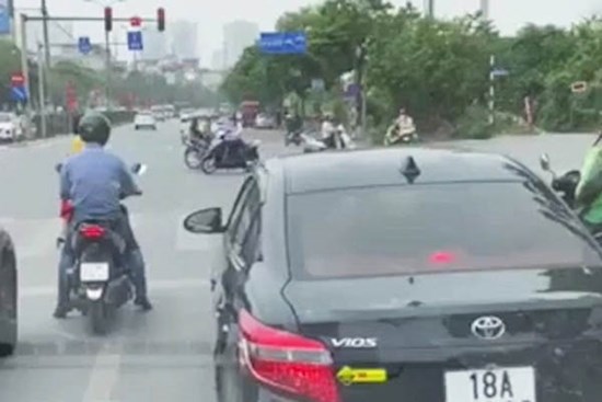 Vượt đèn đỏ nhường đường xe cứu thương có bị xử phạt?