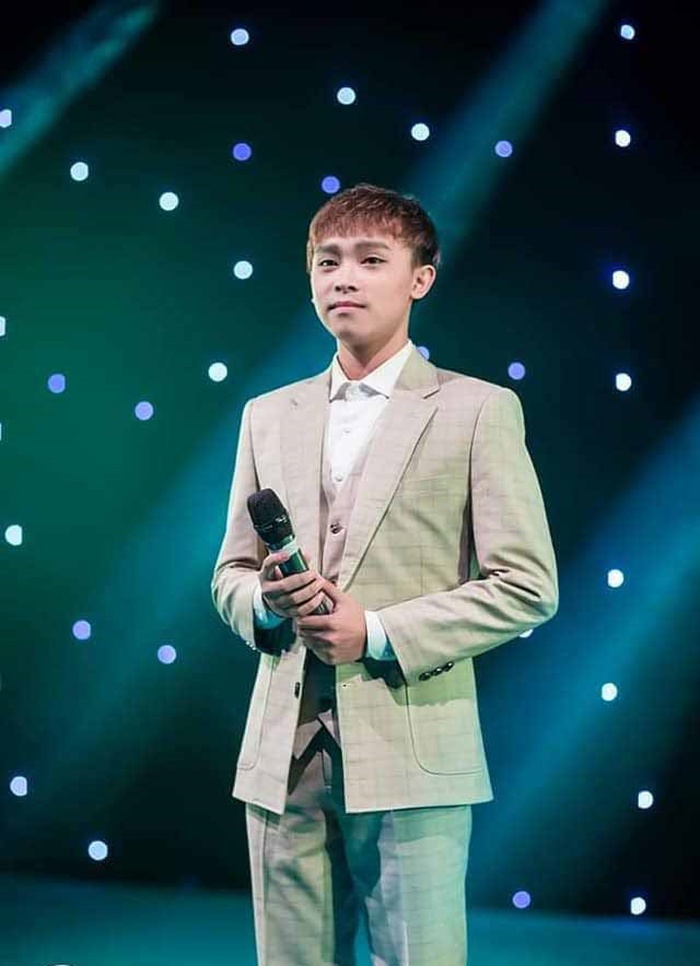 Xôn xao clip Hồ Văn Cường hát một đằng, nhạc một nẻo, netizen mỉa mai: Thần đồng âm nhạc đây sao?-1