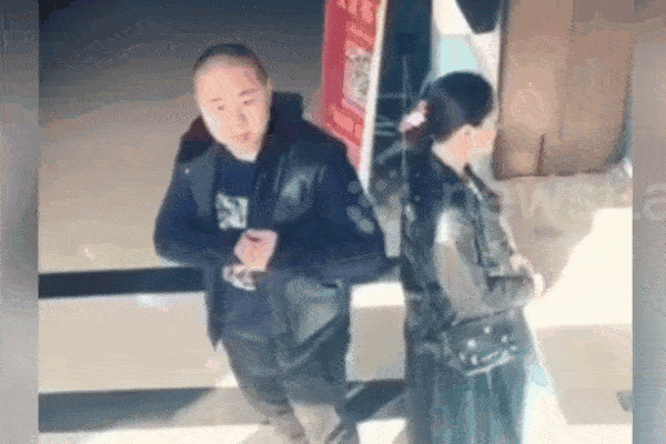 Clip: Thấy camera, tên trộm hối lỗi trả lại điện thoại cho cô gái