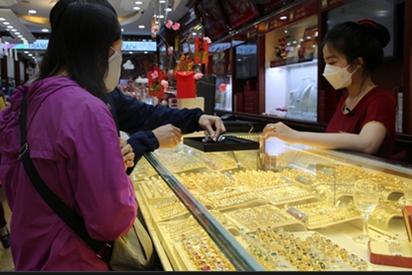 Bán vàng dồn tiền bắt đáy chứng khoán, chơi tiền ảo: Vợ chồng trẻ bay sạch tài khoản-2