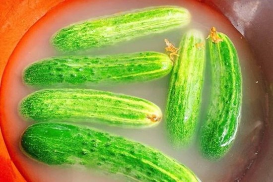 Hãy ngừng rửa dưa chuột với muối! Hướng dẫn bạn 2 mẹo nhỏ, bẩn sẽ tự động trôi đi, ăn uống cũng yên tâm hơn