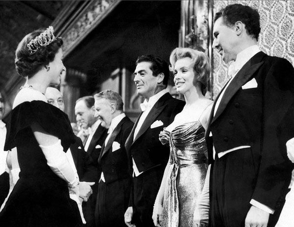 Cuộc gặp mặt có 1-0-2 giữa Nữ hoàng Anh với biểu tượng gợi cảm huyền thoại Marilyn Monroe: Chỉ vài giây ngắn ngủi nhưng chấn động cả thế giới-5