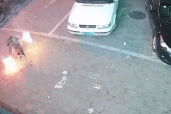 Hà Nội: Lửa bốc cháy ngùn ngụt ở tầng tum ngôi nhà 4 tầng lúc sáng sớm-1